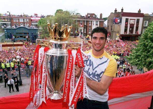 Jose Antonio Reyes ជាមួយនឹងពានរង្វាន់ Premier League