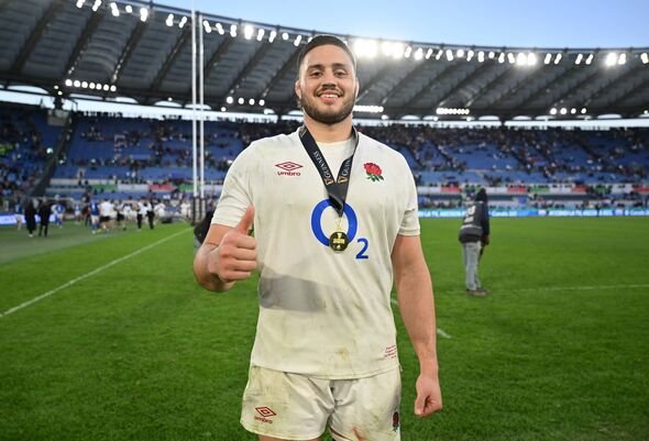 Ethan Roots មកពីប្រទេសអង់គ្លេសថតរូបជាមួយមេដាយរបស់គាត់បន្ទាប់ពីបញ្ចប់កម្មសិក្សាដំបូងរបស់គាត់។