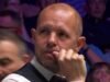 Barry Hawkins ប្រតិកម្មខណៈដែលគាត់ត្រូវបានបញ្ជូនទៅផ្ទះពី Crucible សម្រាប់កំហុសដ៏គួរឱ្យអស់សំណើចបំផុតរបស់គាត់ | ផ្សេងៗ | កីឡា