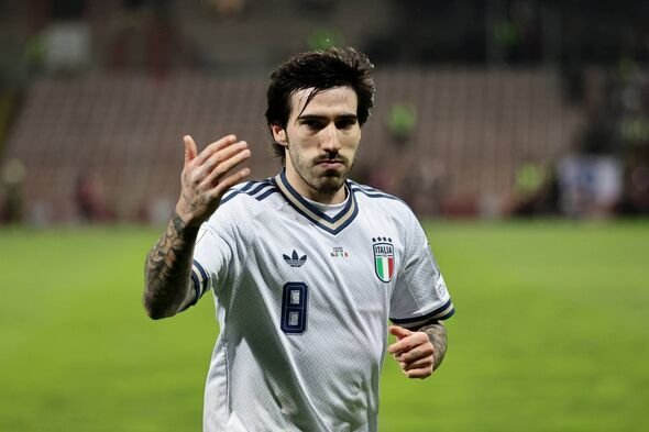 Sandro Tonali គ្រវីដៃរបស់គាត់។