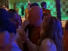 Michael van Gerwen វាយប្រហារមុនពេលដេញតាមអ្នកវាយប្រហារក្នុងវីដេអូ | ផ្សេងៗ | កីឡា