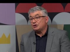 John Parrott និង Stephen Hendry ប៉ះទង្គិចគ្នាក្នុងអំឡុងពេលផ្សាយផ្ទាល់របស់ BBC | ផ្សេងៗ | កីឡា