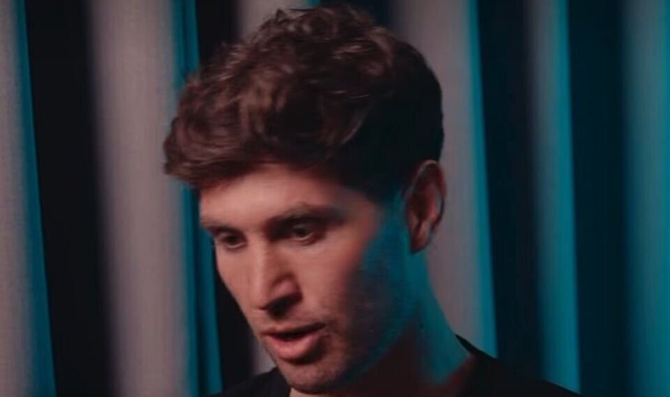 John Stones កំពុង មើល