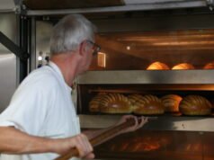 អ្នកដុតនំ និងអ្នកលក់ផ្កាសប្បាយចិត្តជាមួយនឹងការបើកដែលត្រួតពិនិត្យ ប៉ុន្តែ…