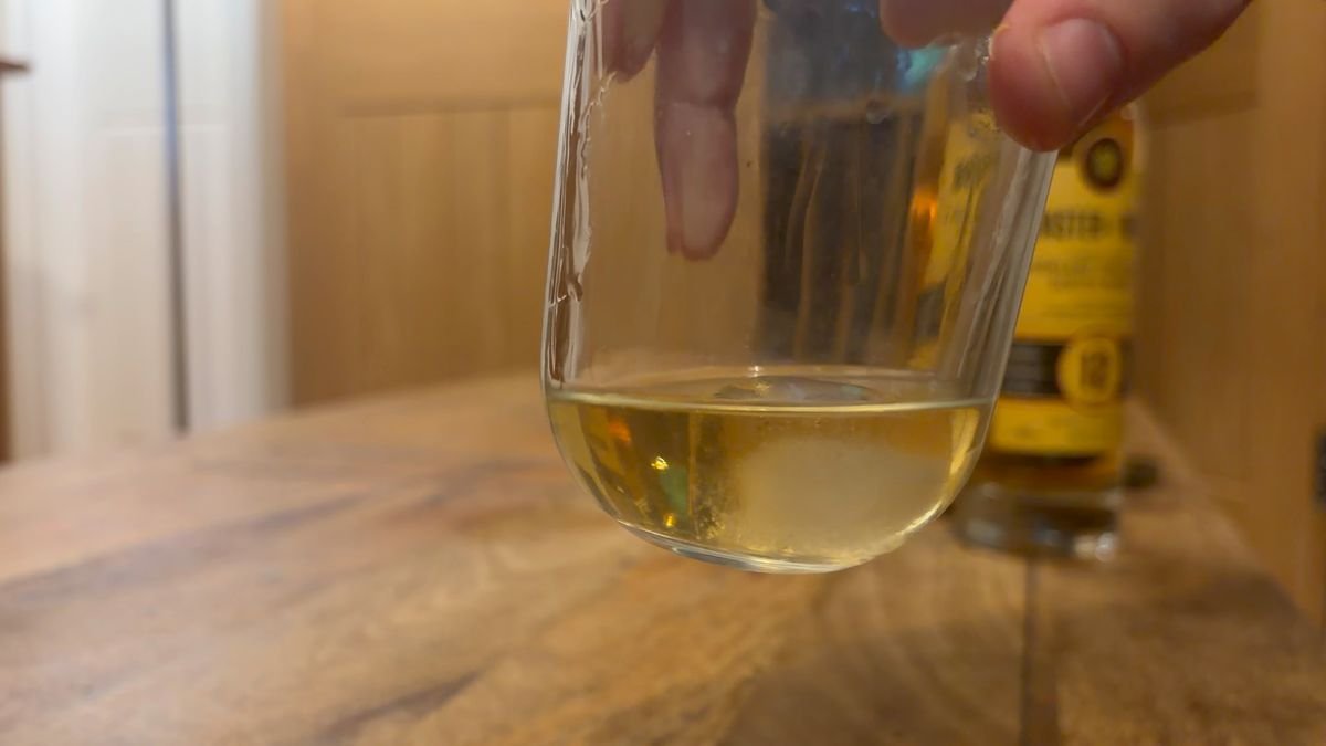 រោងចក្រចម្រោះទឹក Highland Distillery អាយុ 12 ឆ្នាំ 2014 - ការបោះពុម្ពការប្រកួតបាល់ទាត់ពិភពលោកជាមួយនឹងទឹកកកមួយចំនួន