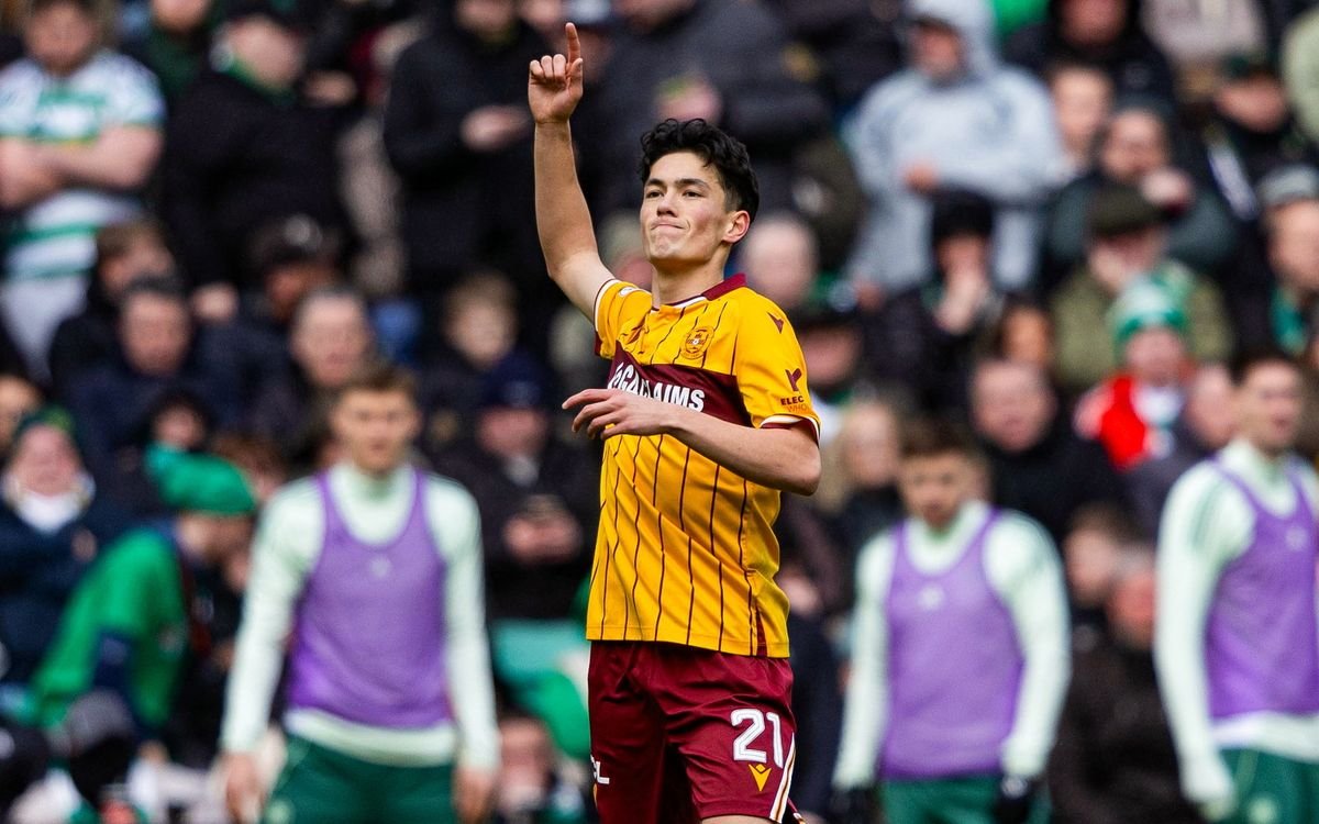 អេលីយ៉ាមកពី Motherwell 