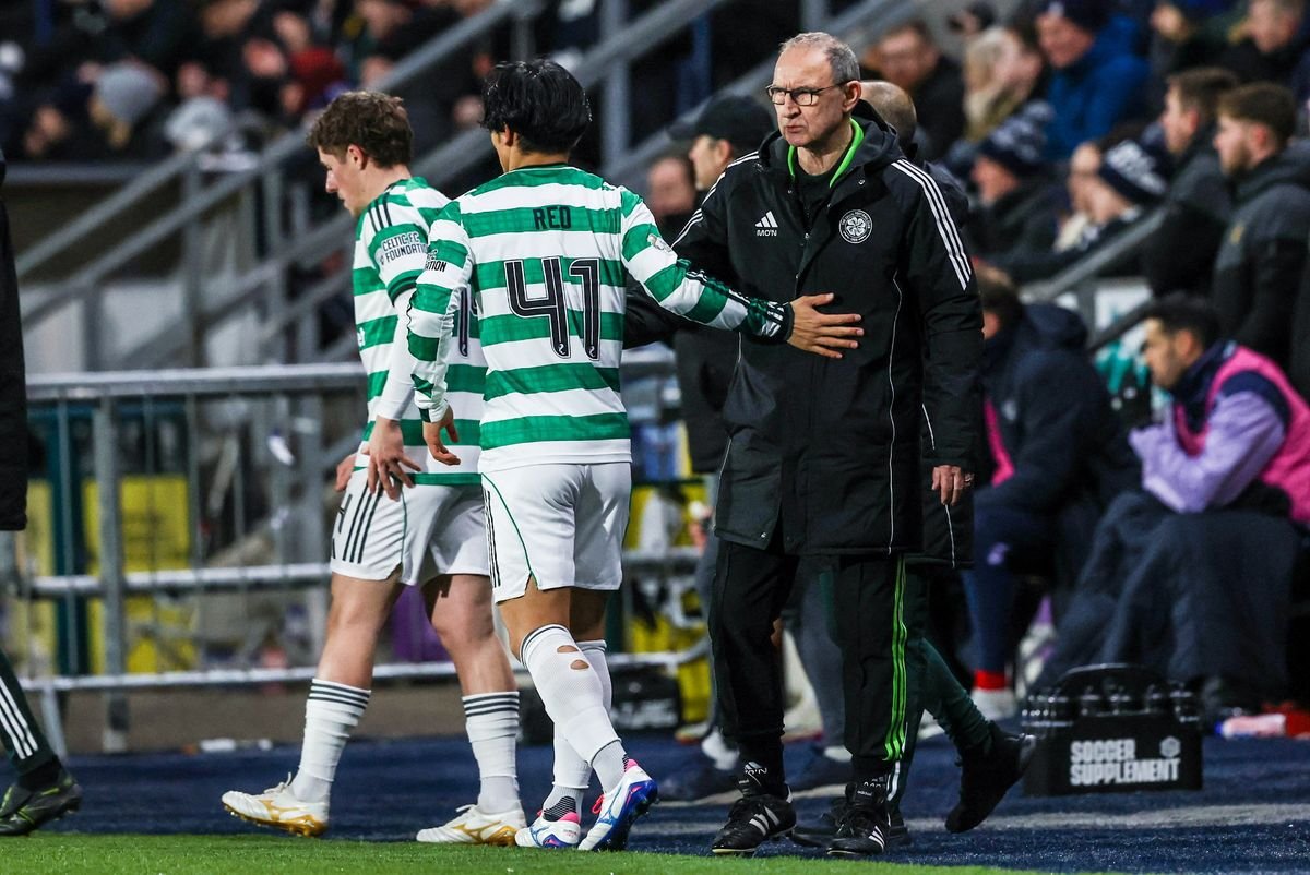 Reo Hatate (L) របស់ Celtic និងអ្នកចាត់ការ Martin O'Neill 