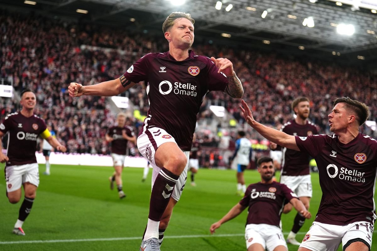 Frankie Kent អបអរគ្រាប់បាល់ដំបូងរបស់ Hearts