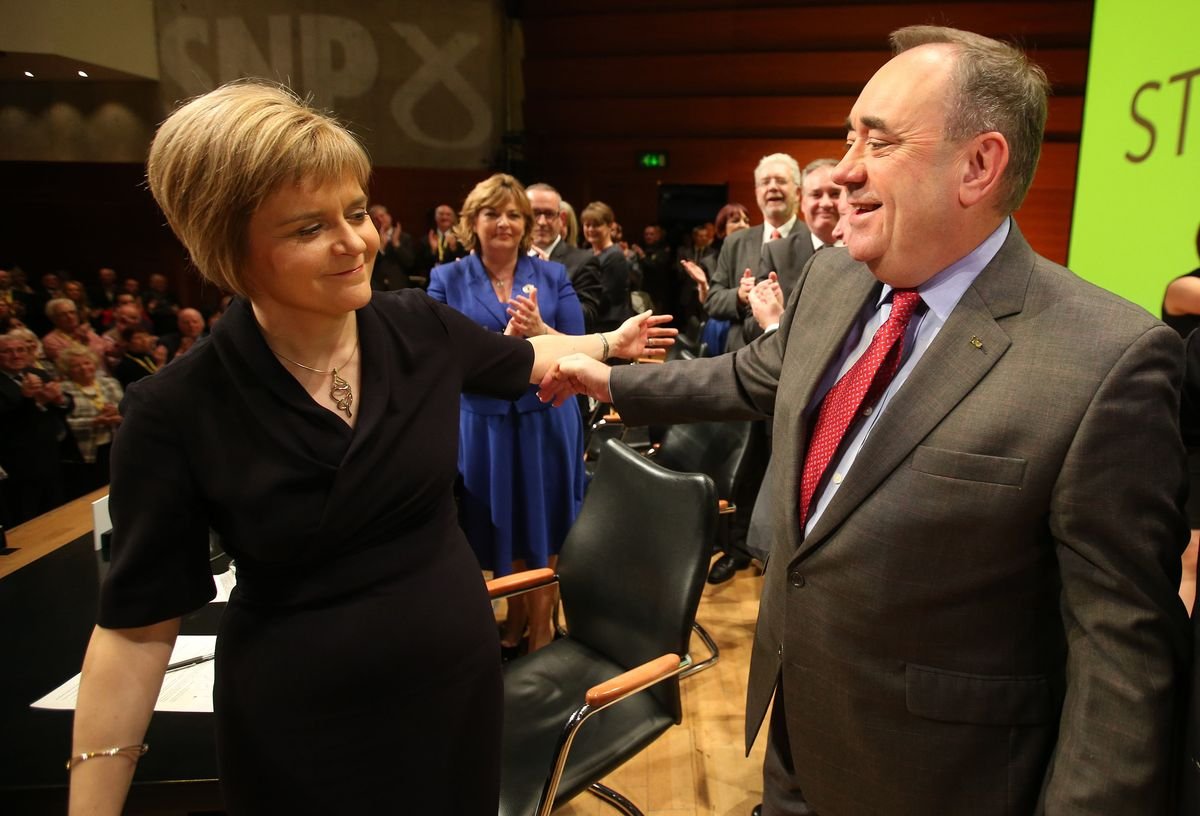 រដ្ឋមន្ត្រីទីមួយ Alex Salmond ត្រូវបានអបអរសាទរដោយមេដឹកនាំ SNP ថ្មី Nicola Sturgeon នៅក្នុងសន្និសីទគណបក្សឆ្នាំ 2014 នៅទីក្រុង Perth