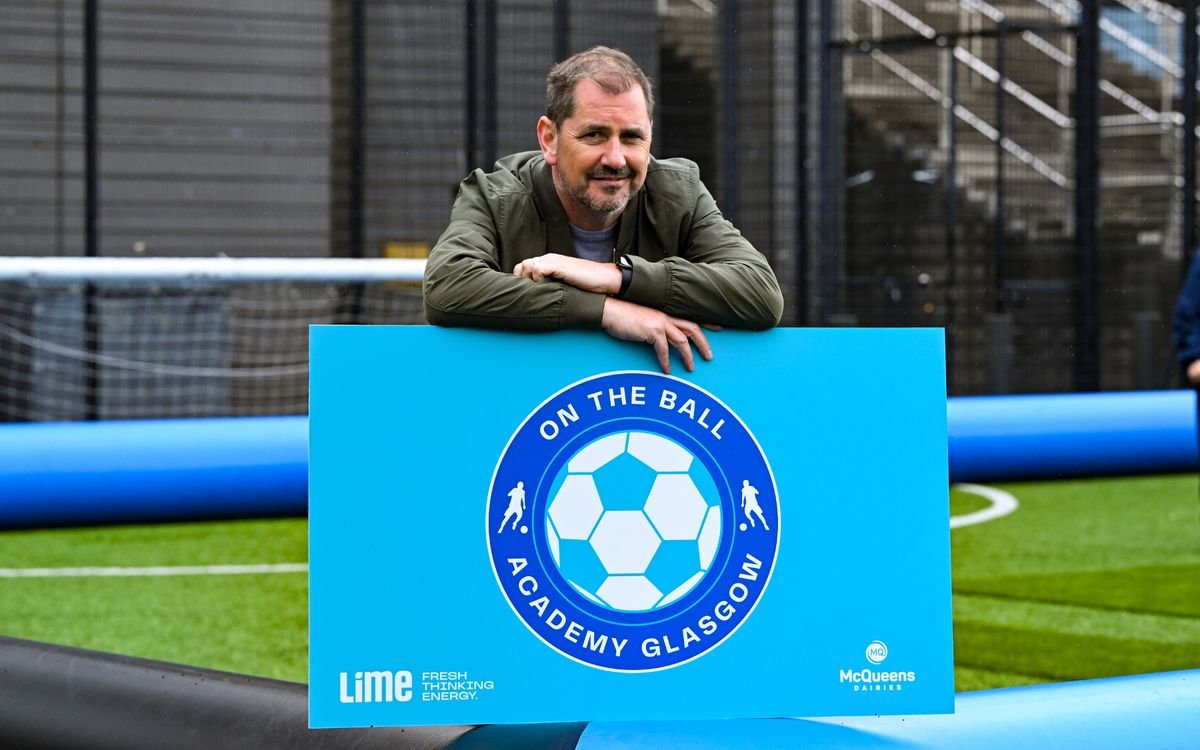 តារា Celtic លោក Jackie McNamara ចូលរួមជាមួយកុមារ Glasgow ដើម្បីអបអរសាទរការចាប់ផ្តើមកម្មវិធីបាល់ទាត់រដូវក្តៅរបស់ On The Ball Academy