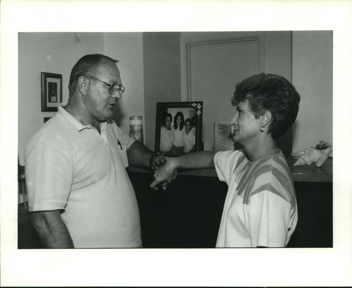John & Pat Doel និងរូបថតកូនស្រីដែលបាត់ខ្លួន
