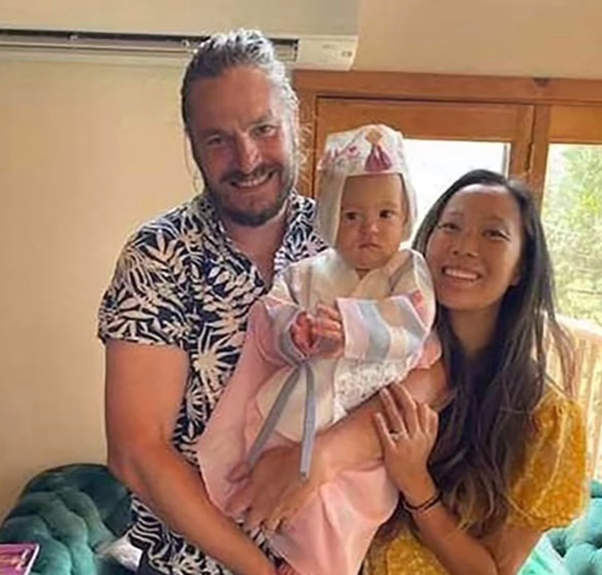 Jonathan Gerrish ដៃគូរបស់គាត់ Ellen Chung និងកូនស្រីអាយុមួយឆ្នាំរបស់ពួកគេ។