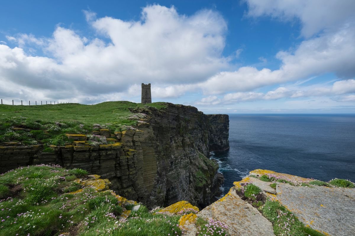 Kitchener Memorail Tower និងច្រាំងថ្មចោទពី Marwick Head, Orkney, Scotland