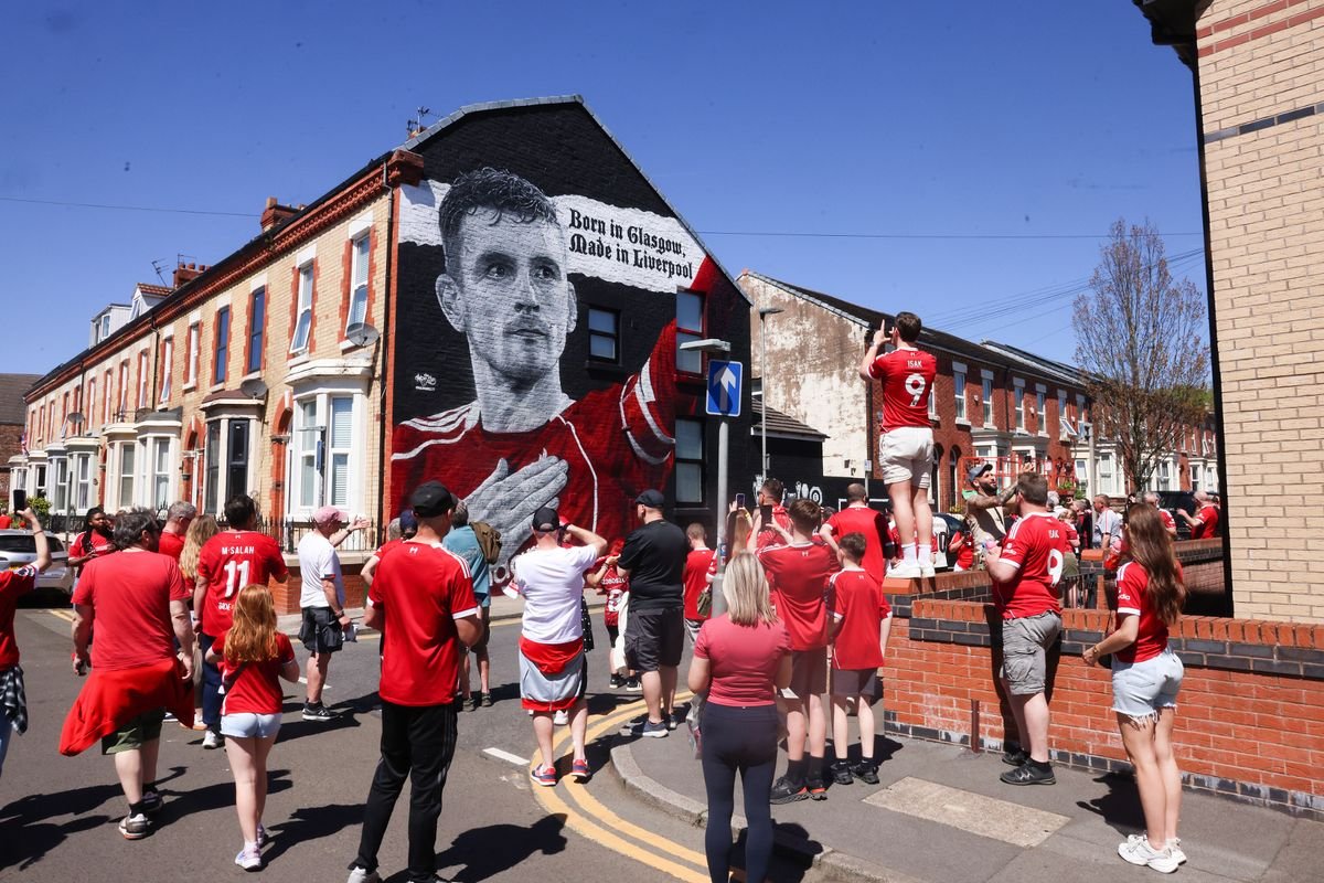 អ្នកគាំទ្រនៅផ្ទាំងគំនូរ Andy Robertson នៅជិតកីឡដ្ឋាន Anfield