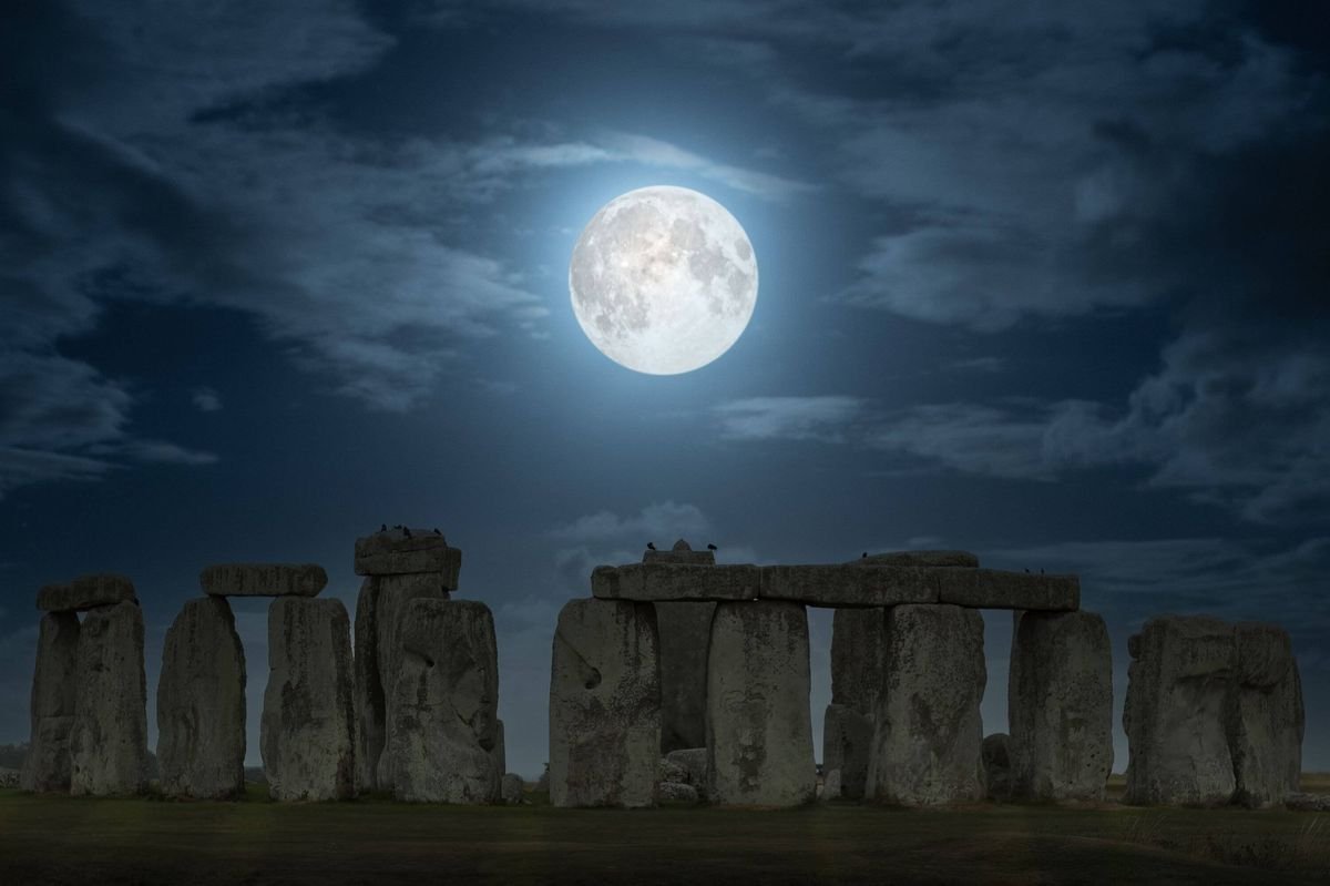 ព្រះច័ន្ទពេលយប់នៅ Stonehenge