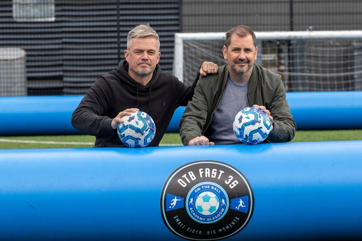 Simon Donnelly និង Jackie McNamara ក្នុងកម្មវិធី On The Ball Academy