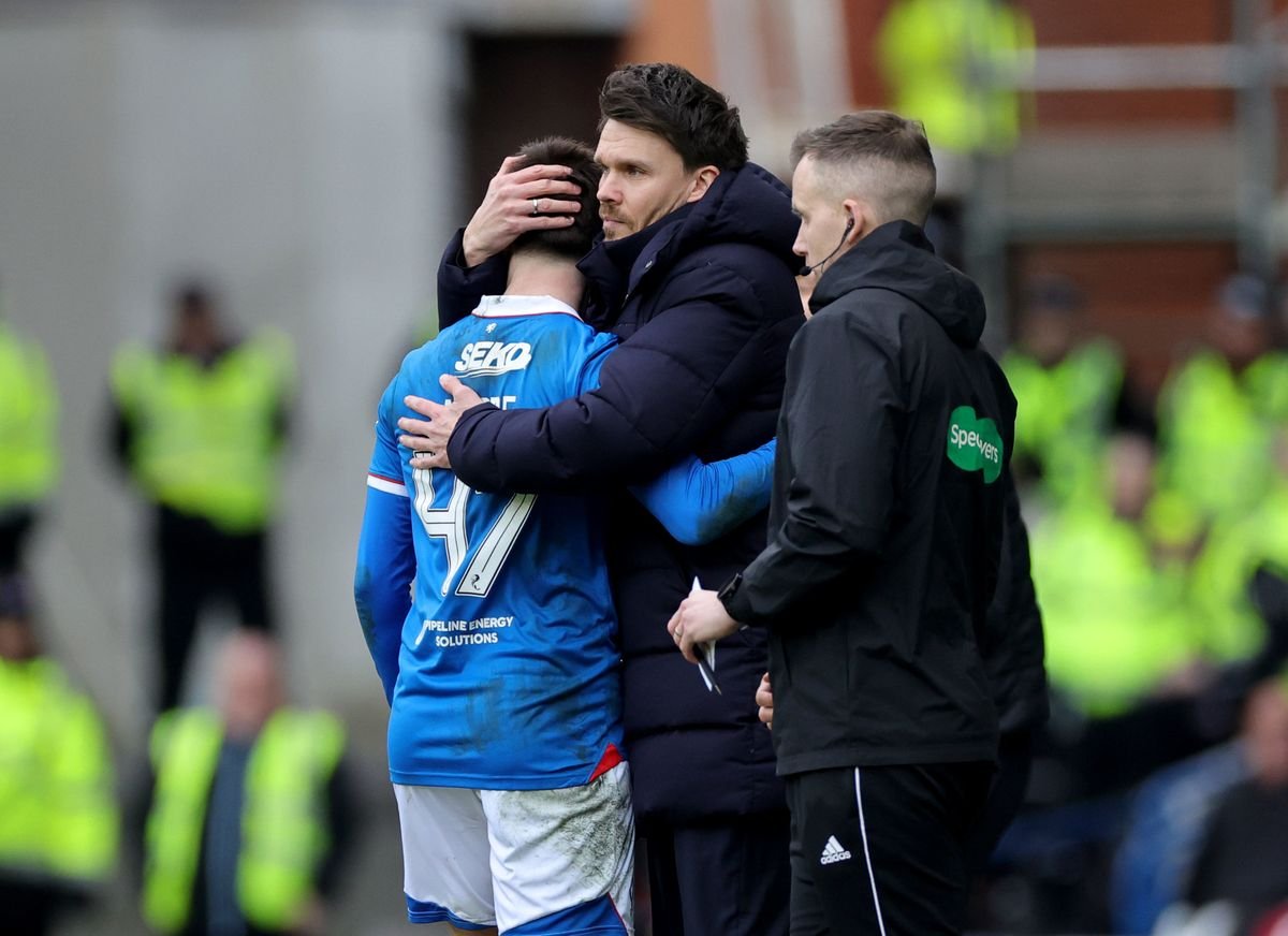 Mikey Moore របស់ Rangers (ឆ្វេង) ត្រូវ​បាន​អ្នក​ចាត់​ការ Danny Rohl ឱប 