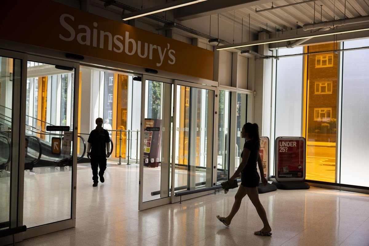 អតិថិជននៅផ្សារទំនើប J Sainsbury Plc ក្នុងទីក្រុងឡុងដ៍ ប្រទេសអង់គ្លេស នៅថ្ងៃច័ន្ទ ទី 3 ខែកក្កដា ឆ្នាំ 2023