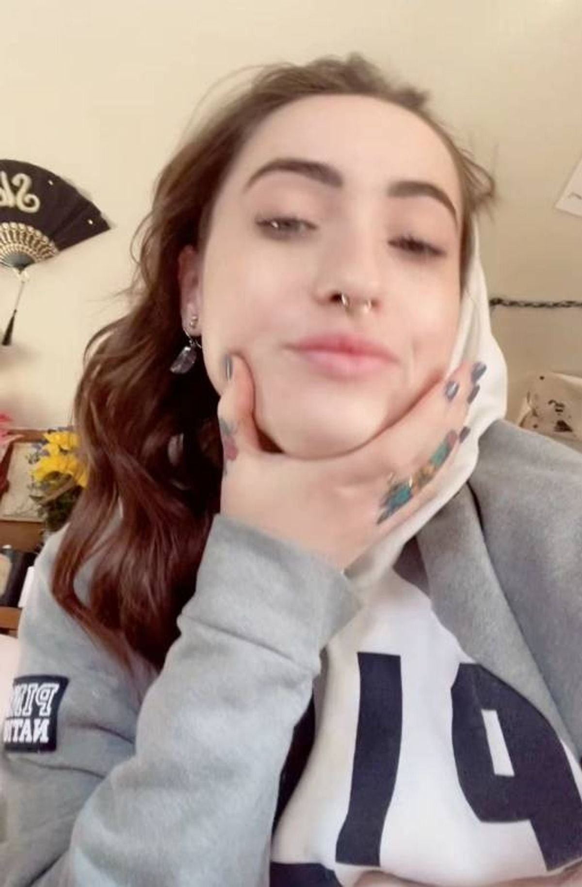Carli មើល​ទៅ​ធូរ​ស្រាល​ក្នុង TikTok បន្ទាប់​ពី​ឆ្លង​កាត់ AirPod