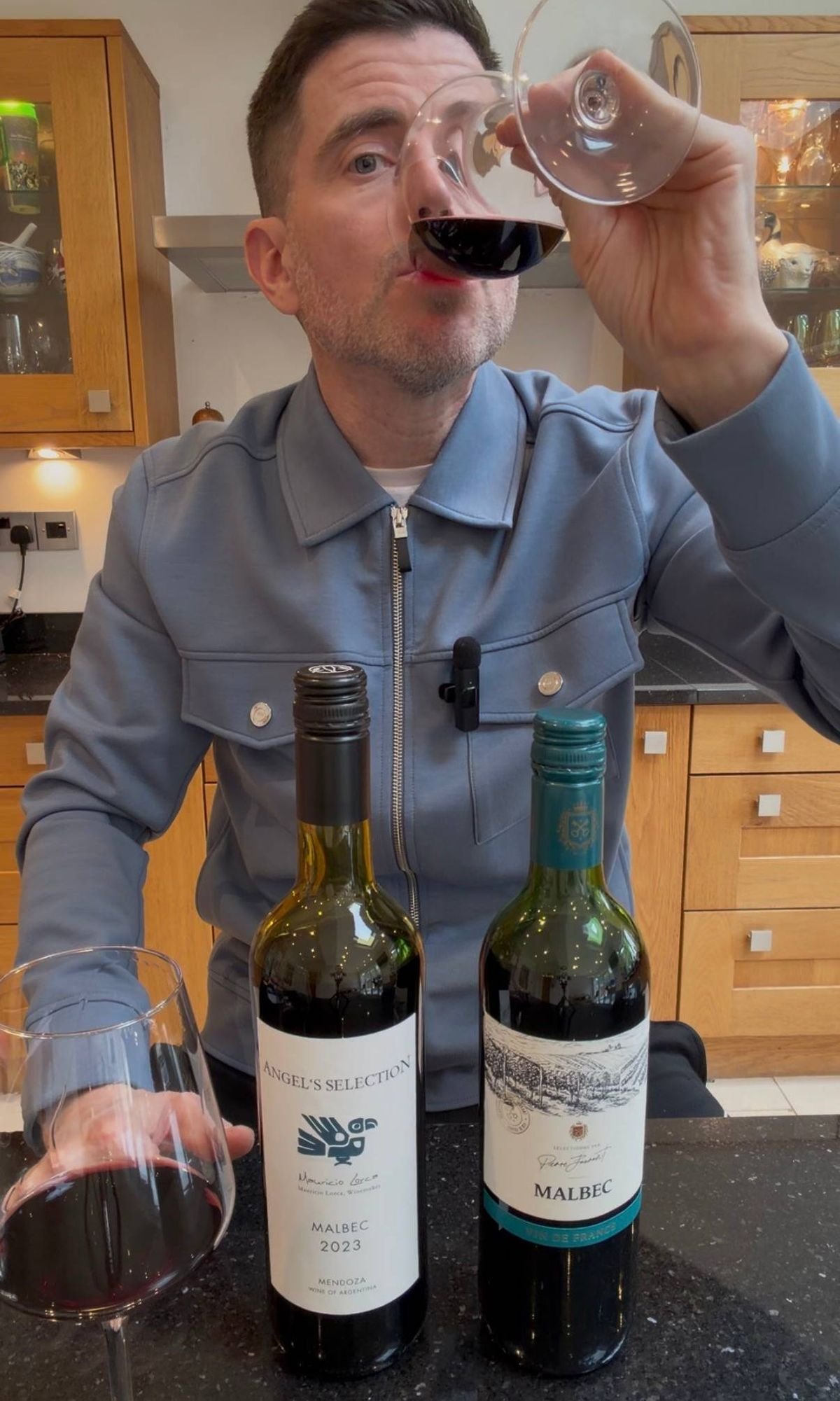 Steffan Rhys ផឹក Malbec