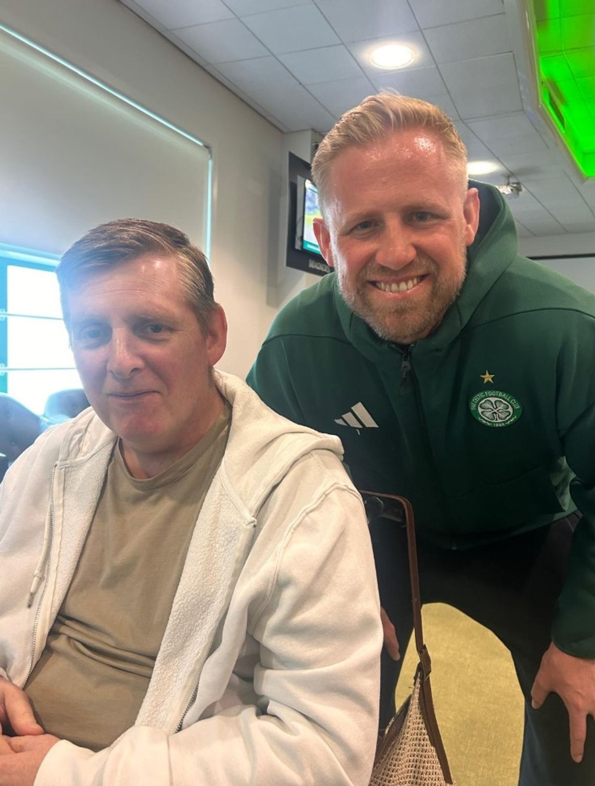 Allan ជាមួយអ្នកចាំទី Kasper Schmeichel របស់ Celtic