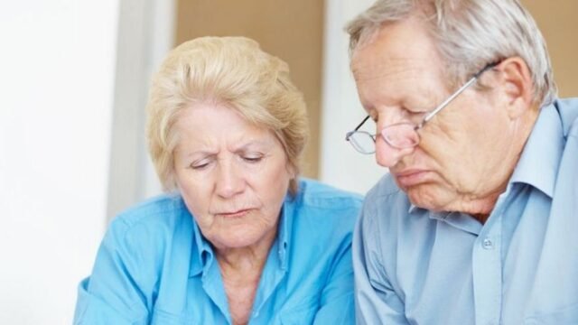 12_Unhappy-older-couple-calculating-their-monthly-expenses-at-home.jpg