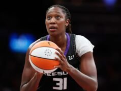 Tina Charles ដែលជាអ្នកវាយបកនាំមុខគេគ្រប់ពេលរបស់ WNBA កំពុងចូលនិវត្តន៍ពីកីឡាបាល់បោះ