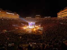 Luke Combs បំបែកកំណត់ត្រាអ្នកចូលរួមការប្រគុំតន្ត្រីនៅ Neyland Stadium