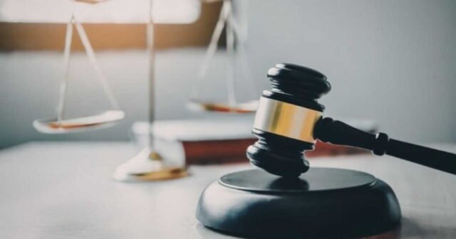 1778696155_licencie-car-accuse-d-avoir-travaille-pendant-son-arret-maladie-il-obtient-une-belle-indemnisation.j.jpeg