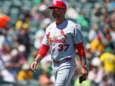 អ្នកគ្រប់គ្រង Cardinals Marmol កំពុងផ្តល់ជូនអ្នកគាំទ្រឱ្យទិញសំបុត្រដើម្បីបង្កើតការប្រារព្ធពិធីដោយគ្មានអាវ