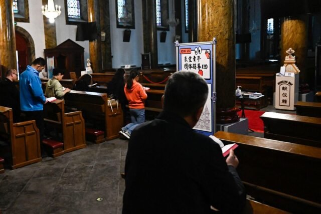 1779292775_2439729-des-catholiques-prient-dans-une-eglise-de-pekin-en.jpg