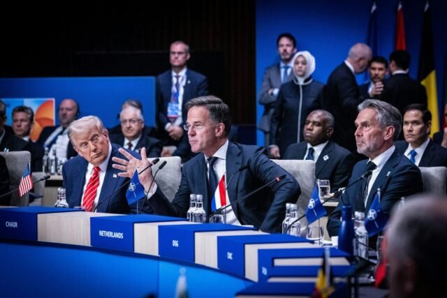 1779298439_2440916-le-president-americain-donald-trump-a-la-gauche-du.jpg