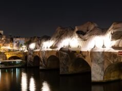 នៅទីក្រុងប៉ារីស Pont Neuf ត្រូវបានផ្លាស់ប្តូរទៅជា “រូងភ្នំ” នៅកណ្តាលយប់ ដោយសារសិល្បករ JR