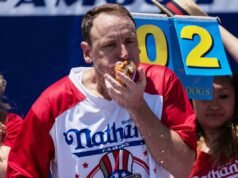 អ្នកញ៉ាំប្រកួតប្រជែង Joey Chestnut រៀបចំសម្រាប់ការត្រលប់មកវិញនៅកោះ Coney បន្ទាប់ពីរឿងល្ខោនដែលត្រូវបានចាប់ខ្លួន