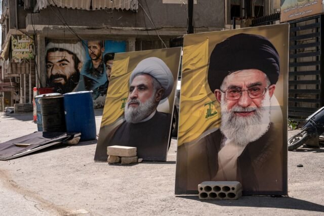 1779368639_2441422-de-grands-portraits-de-l-ayatollah-ali-khamenei-et.jpg