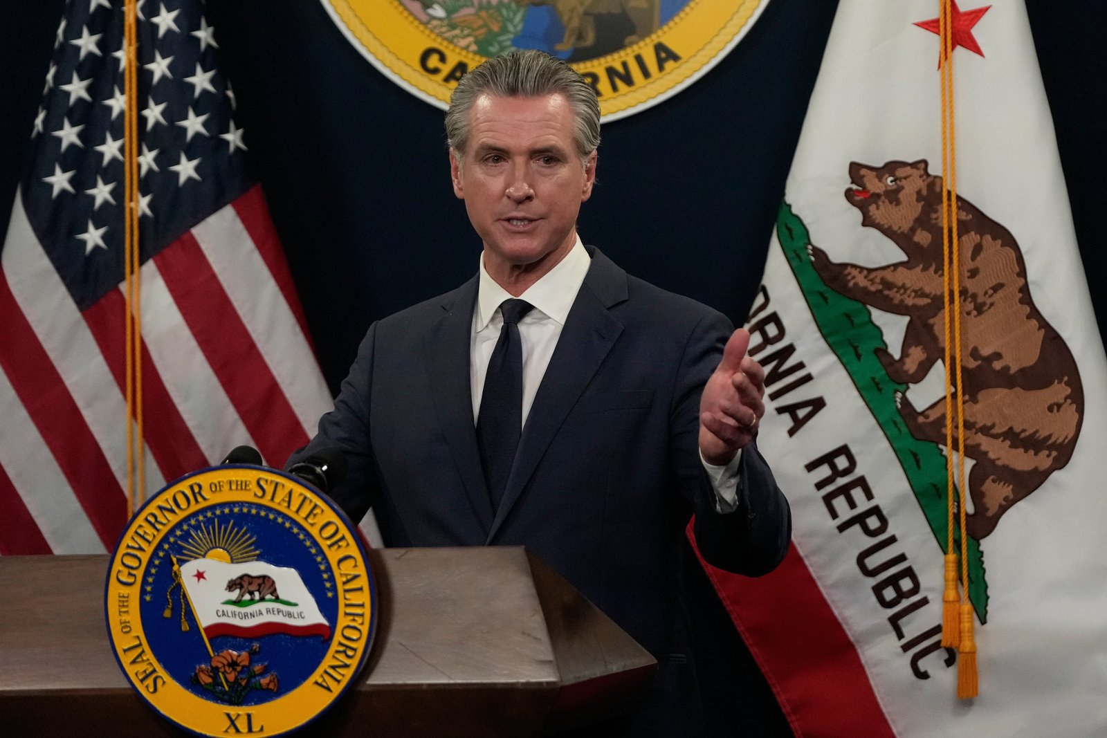 លោក Gavin Newsom ដែលជាអភិបាលរងបានចុះហត្ថលេខាលើវិក្កយបត្រជាបន្តបន្ទាប់ក្នុងគោលបំណងបង្កើនភាគហ៊ុនលំនៅដ្ឋានរបស់រដ្ឋកាលីហ្វ័រញ៉ា