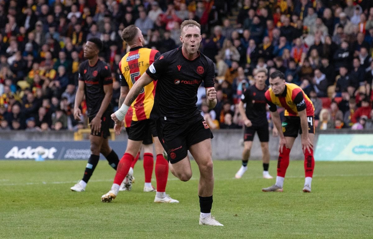 Killian Phillips របស់ St Mirren អបអរបន្ទាប់ពីស៊ុតបញ្ចូលទី 1-0 ទល់នឹង Partick Thistle
