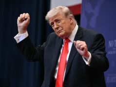 Trump មិនបានលាក់បាំងសេចក្តីរីករាយរបស់គាត់នៅចុងបញ្ចប់នៃការសម្តែងរបស់លោក Colbert នោះទេ។