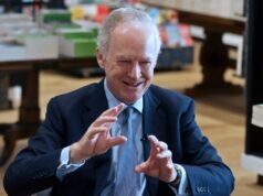 James Daunt នាយកប្រតិបត្តិនៃ Barnes & Noble ពន្យល់ពីការសម្រេចចិត្តមិនហាមឃាត់ការលក់សៀវភៅដែលបង្កើតដោយ AI