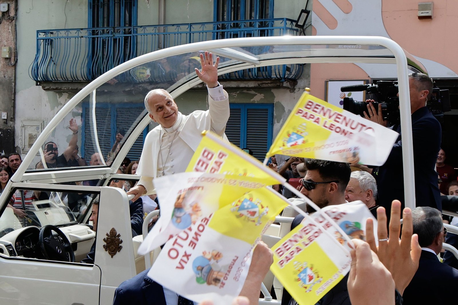 Pope Leo XIV គ្រវី​ពី Popemobile ក្នុង​អំឡុង​ពេល​ទស្សនកិច្ច​គ្រូគង្វាល​រយៈពេល​មួយ​ថ្ងៃ​របស់​គាត់​នៅ Acerra ប្រទេស​អ៊ីតាលី