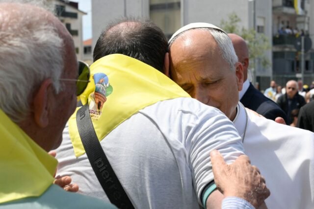 1779564775_2443460-le-pape-leon-xiv-rencontre-la-foule-et-les-victime.jpg