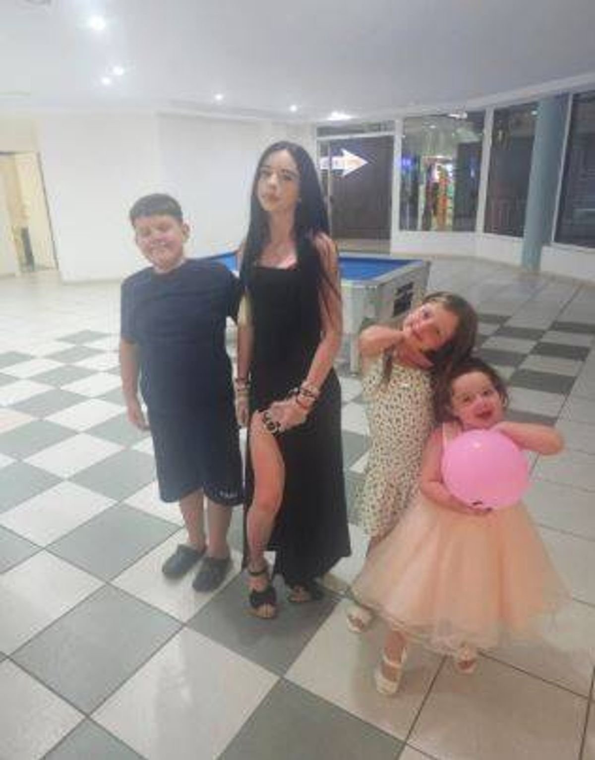 កូនតូចៗរបស់ Jamie និង Emily បួននាក់នៅថ្ងៃឈប់សម្រាកនៅ Gran Canaria