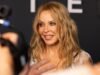 Kylie Minogue បំពេញក្តីស្រមៃដែលអ្នកគាំទ្រគ្រប់គ្នាប្រាថ្នាដោយសម្ងាត់នៅខារ៉ាអូខេ