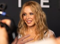 Kylie Minogue បំពេញក្តីស្រមៃដែលអ្នកគាំទ្រគ្រប់គ្នាប្រាថ្នាដោយសម្ងាត់នៅខារ៉ាអូខេ
