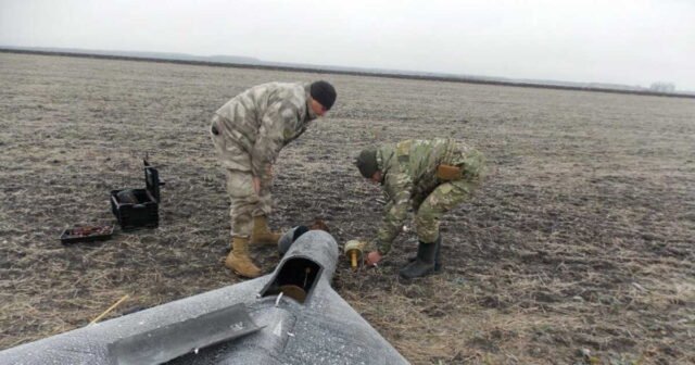1779613375_comment-des-drones-kamikazes-ukrainiens-a-350-euros-rivalisent-avec-des-systemes-a-plusieurs-million.jpeg