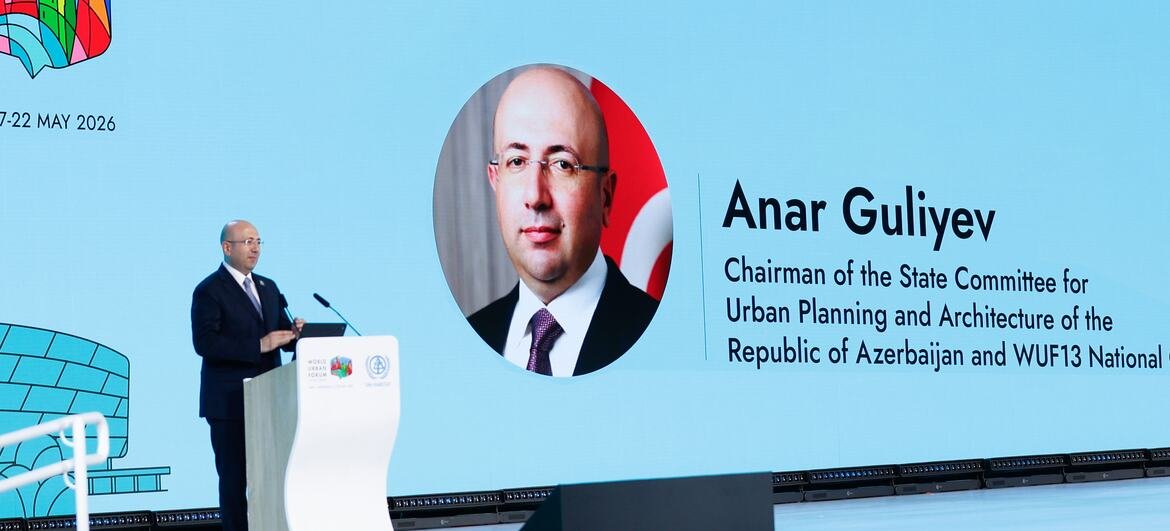 Anar Guliyev ថ្លែងនៅវេទិកាមួយក្នុងអំឡុងពេលវេទិកាទីក្រុងពិភពលោកក្នុងទីក្រុងបាគូ ប្រទេសអាស៊ែបៃហ្សង់។