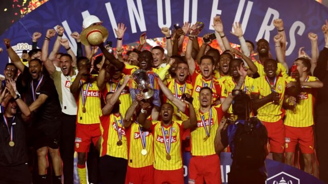 1779619997_Les-joueurs-de-Lens-soulevent-la-Coupe-de-France-le-22-mai-2026-2290876.jpg