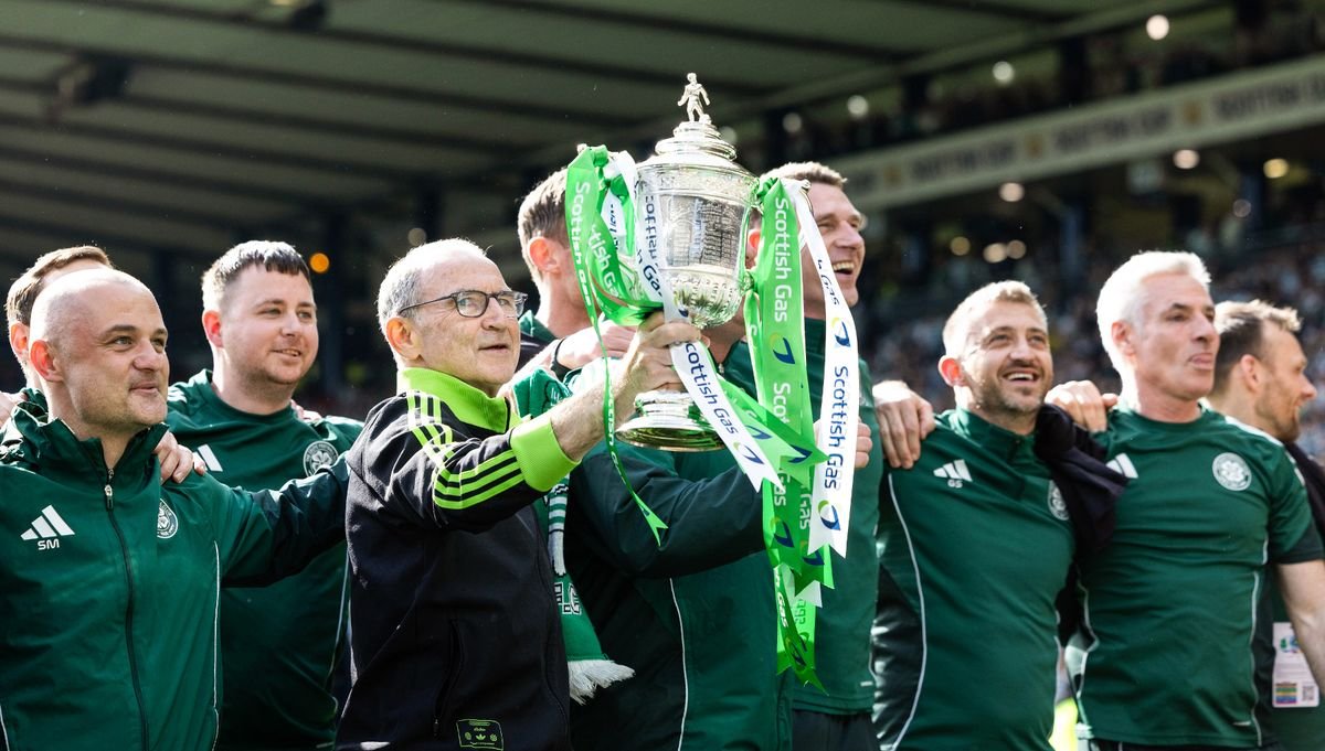 អ្នកចាត់ការក្រុម Celtic លោក Martin O'Neill លើកពាន 