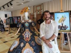 អតីតអ្នករចនាម៉ូដរបស់ Thierry Mugler និង Christian Lacroix តាំងបង្ហាញរ៉ូបដ៏ស្រស់ស្អាតរបស់គាត់នៅ Saint-Jean-Cap-Ferrat