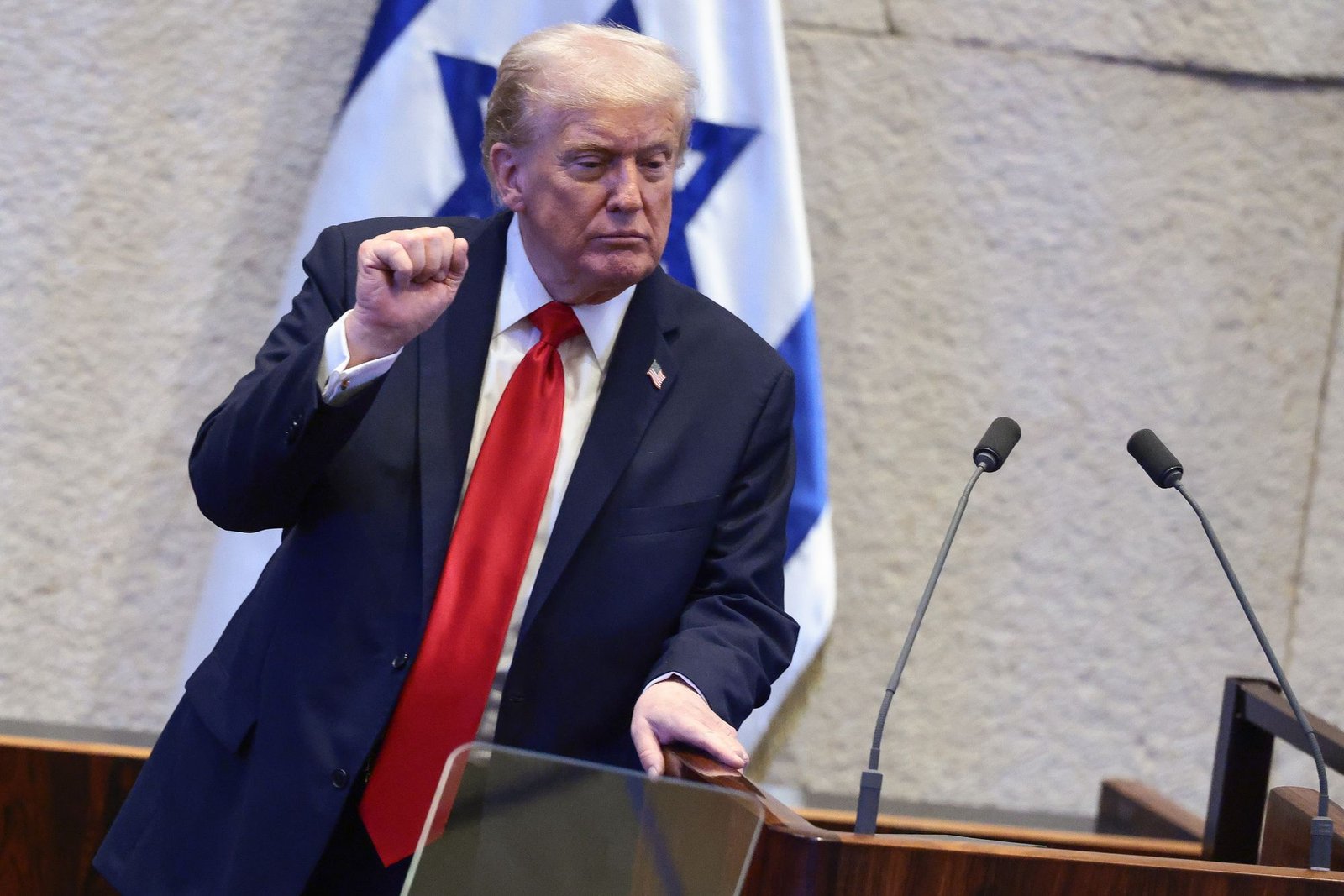 ប្រធានាធិបតី Donald Trump បានអួតអំពីហ្វូងមនុស្សរបស់គាត់នៅទីក្រុងញូវយ៉ក ហើយបានរិះគន់ទីក្រុង Chicago សម្រាប់ស្ថិតិឧក្រិដ្ឋកម្ម នៅពេលដែលគាត់បានត្រលប់ពីជ័យជំនះរបស់គាត់នៅមជ្ឈិមបូព៌ា បន្ទាប់ពីកិច្ចព្រមព្រៀងសន្តិភាពជាប្រវត្តិសាស្ត្ររវាងអ៊ីស្រាអែល និងក្រុមហាម៉ាស់ ដែលគាត់បានជួយឈ្មួញកណ្តាល។